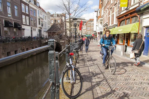 UTRECHT, NETHERLANDS, pada 30 Maret 2016. Area saluran. Sepeda diparkir di tepi kanal. — Stok Foto