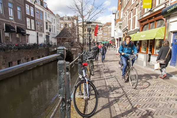 UTRECHT, PAYS-BAS, le 30 mars 2016. Zone canal. Les vélos sont garés sur la rive du canal — Photo