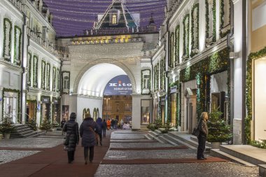  Moskova, Rusya, 17 Aralık 2016. İnsanların yılbaşı tatil tarafından dekore edilmiş sokak Tretyakovsky sürücü aşağı git