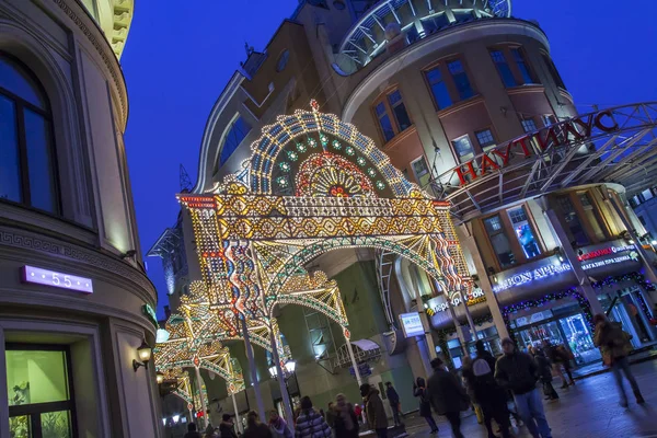 Moskva, Rusko, na 17 prosinci 2016. Chodci budou následovat Nikolskaya Street zdobí s osvětlení nový rok — Stock fotografie