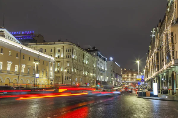 MOSCOW, RUSSIA, em 17 de dezembro de 2016. Os carros vão de tarde abaixo a rua Okhotny Ryad — Fotografia de Stock