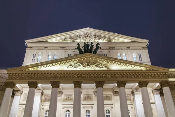 MOSCA, RUSSIA, il 17 dicembre 2016. Un frontone dell'edificio del Teatro Bolshoi - una delle principali attrazioni della città, illuminazione serale — Foto Stock