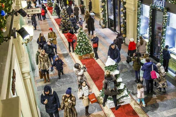 Moskva, Rusko, na 17 prosinci 2016. Lidé jdou na obchodní galerii historických obchod guma zdobená novoroční svátky — Stock fotografie