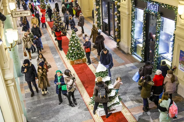 Moskva, Rusko, na 17 prosinci 2016. Lidé jdou na obchodní galerii historických obchod guma zdobená novoroční svátky — Stock fotografie