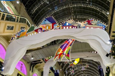 Moskova, Rusya, 17 Aralık 2016. Tarihsel Dükkanı sakız ticaret gsi yılbaşı tatil tarafından dekore edilmiştir