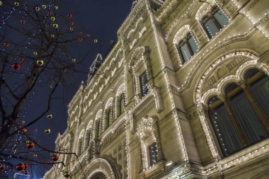 Moskova, Rusya, 17 Aralık 2016. Tarihsel Dükkanı yılbaşı tatil tarafından dekore edilmiş sakız bir cephe