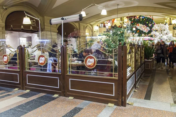 Moskva, Rusko, na 17 prosinci 2016. Bar Beluga kaviár v obchodní galerii historických obchod guma zdobená novoroční svátky — Stock fotografie