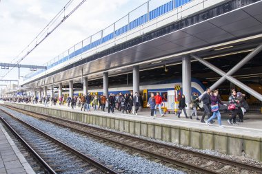  Utrecht, Hollanda, 30 Mart 2016 üzerinde. Yolcu treni tren istasyonu platformu üzerinde bekleyin.