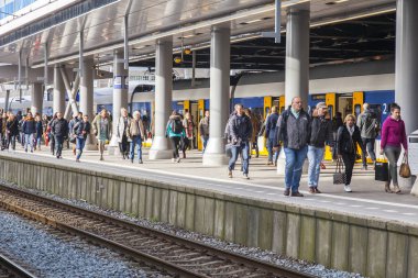  Utrecht, Hollanda, 30 Mart 2016 üzerinde. Yolcu treni tren istasyonu platformu üzerinde bekleyin.