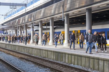  Utrecht, Hollanda, 30 Mart 2016 üzerinde. Yolcu treni tren istasyonu platformu üzerinde bekleyin.