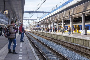  Utrecht, Hollanda, 30 Mart 2016 üzerinde. Yolcu treni tren istasyonu platformu üzerinde bekleyin.