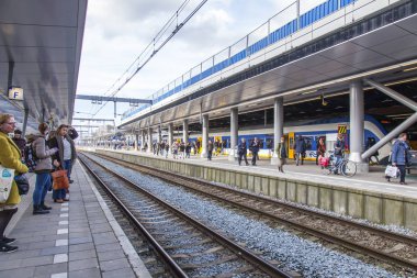  Utrecht, Hollanda, 30 Mart 2016 üzerinde. Yolcu treni tren istasyonu platformu üzerinde bekleyin.