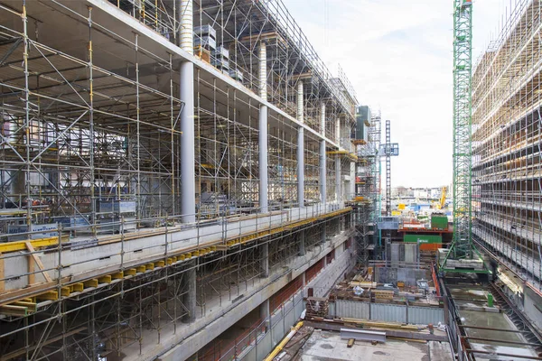 UTRECHT, NETHERLANDS, on March 30, 2016. A construction of shopping center near the railway station — Stock Photo, Image