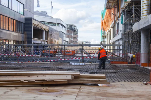 UTRECHT, NETHERLANDS, on March 30, 2016. A construction of shopping center near the railway station — Stock Photo, Image