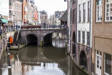 Utrecht, Hollanda, 30 Mart 2016 üzerinde. Kanal alanı. Eski taş köprü. Kanal set of mimari kompleks. 