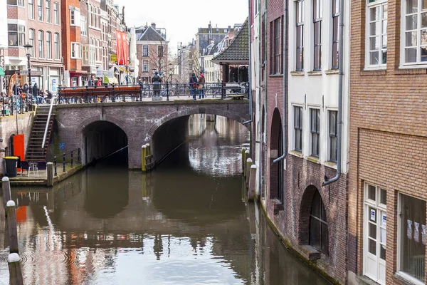 UTRECHT, NETHERLANDS, on March 30, 2016. Channel area. Old stone bridge. Architectural complex of the canal embankment. — Stock Photo, Image