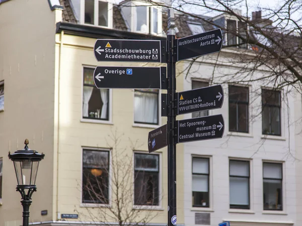 UTRECHT, PAÍSES BAJOS, el 30 de marzo de 2016. Elementos de navegación en la calle de la ciudad — Foto de Stock