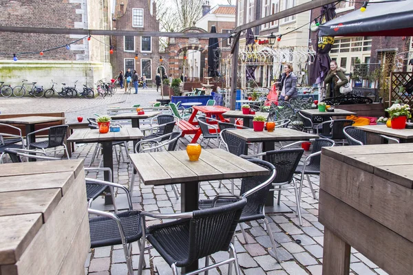 乌得勒支，荷兰，在 2016 年 3 月 30 日。城市的视图。在开阔的天空下，街上的咖啡馆的小桌 — 图库照片