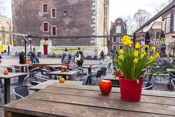 UTRECHT, PAÍSES BAIXOS, em 30 de março de 2016. Vista urbana. Pequenas mesas de café na rua sob o céu aberto — Fotografia de Stock