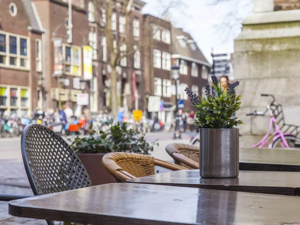 Utrecht, Nederländerna, den 30 mars 2016. Urban Visa. Lite tabeller av café på gatan under öppen himmel — Stockfoto