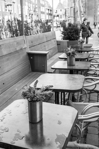 UTRECHT, PAÍSES BAIXOS, em 30 de março de 2016. Vista urbana. Pequenas mesas de café na rua sob o céu aberto — Fotografia de Stock