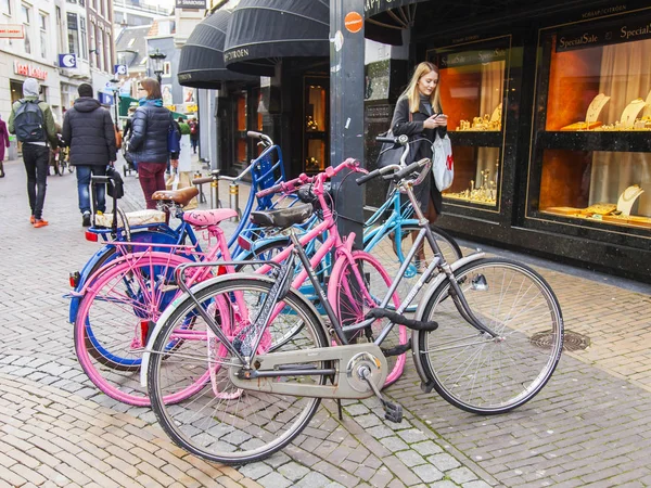 UTRECHT, PAÍSES BAJOS, el 30 de marzo de 2016. Las bicicletas están aparcadas en la calle de la ciudad —  Fotos de Stock