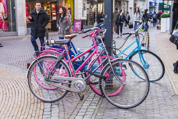 Utrecht, Nizozemsko, 30. března 2016. Jízdní kola jsou zaparkované na ulici města — Stock fotografie