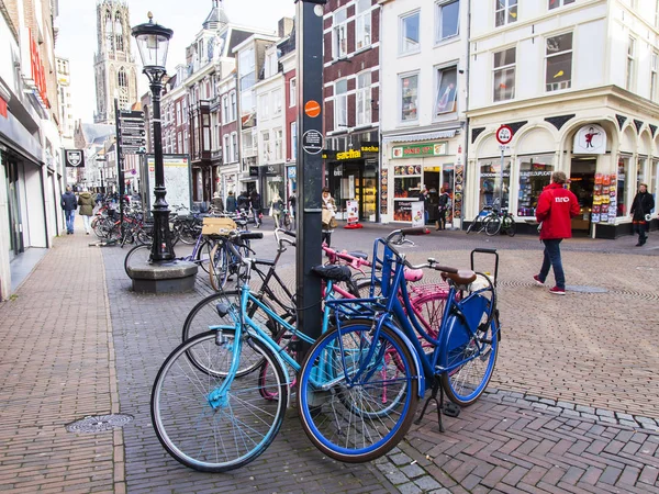 Utrecht, Nizozemsko, 30. března 2016. Jízdní kola jsou zaparkované na ulici města — Stock fotografie