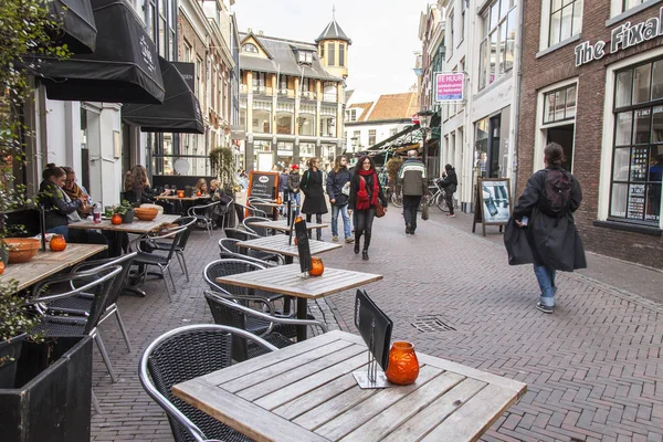 乌得勒支，荷兰，在 2016 年 3 月 30 日。城市的视图。在开阔的天空下，街上的咖啡馆的小桌 — 图库照片