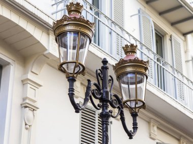 Güzel, Fransa, 6 Ocak 2017. Bir güzel şık lamba şehir mimarisi arka planı