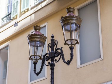 Güzel, Fransa, 6 Ocak 2017. Bir güzel şık lamba şehir mimarisi arka planı