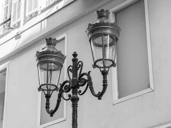 Nice, france, am 6. januar 2017. eine schöne stilvolle lampe vor dem hintergrund der stadtarchitektur — Stockfoto