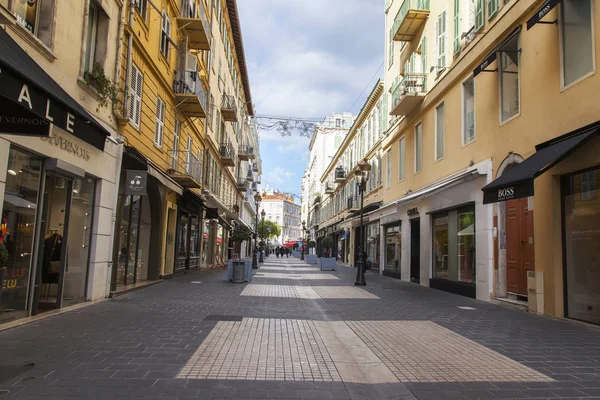 NICE, FRANCIA, en Enero 5, 2017. la calle típica en una parte histórica de la ciudad — Foto de Stock