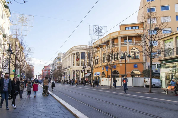 NICE, FRANCIA, en Enero 5, 2017. la calle típica en una parte histórica de la ciudad. Avenida de Jean Madsen —  Fotos de Stock