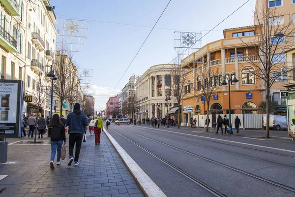 NICE, FRANCIA, en Enero 5, 2017. la calle típica en una parte histórica de la ciudad. Avenida de Jean Madsen — Foto de Stock