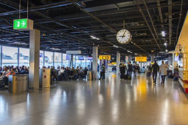 Amsterdam, Hollanda, Tarih 5 Ocak 2017. Schiphol Uluslararası Havaalanı gidiş salonunda insanların hareket