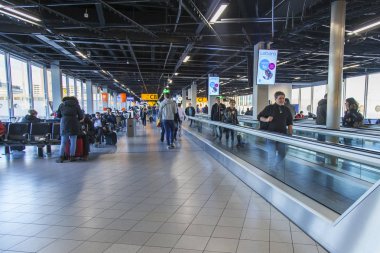 Amsterdam, Hollanda, Tarih 5 Ocak 2017. Schiphol Uluslararası Havaalanı gidiş salonunda insanların hareket