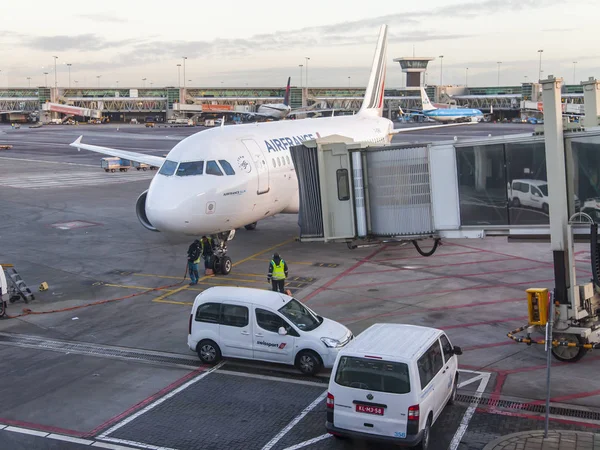 Servicio de prevuelo terrestre del avión en el aeropuerto de la ciudad europea —  Fotos de Stock