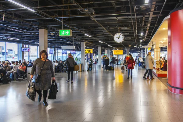 Amsterdam, Nederländerna, den 5 januari, 2017. Människor flyttar i hallen på avgångar för internationella flygplats Schiphol — Stockfoto