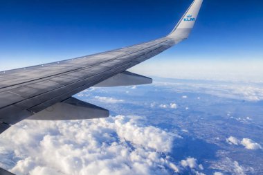 Kanat uçan uçağın arka planı gökyüzü ve bulutlar