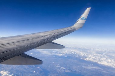 Kanat uçan uçağın arka planı gökyüzü ve bulutlar