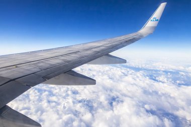 Kanat uçan uçağın arka planı gökyüzü ve bulutlar