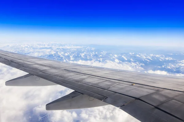 Kanat uçan uçağın arka planı gökyüzü ve bulutlar — Stok fotoğraf