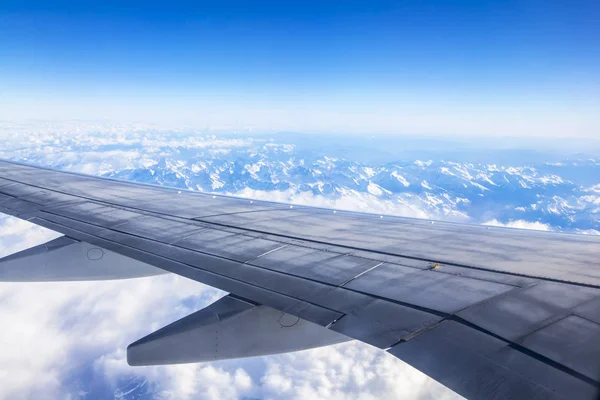 Wing of the flying plane against the background of the sky and clouds — Stock Photo, Image