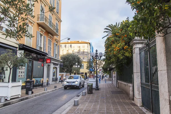 Nice, france, am 5. januar 2017. die typische straße in einem historischen teil der stadt. — Stockfoto