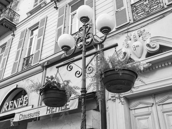 NICE, FRANÇA, em 6 de janeiro de 2017. Uma bela lâmpada elegante contra o fundo da arquitetura da cidade — Fotografia de Stock