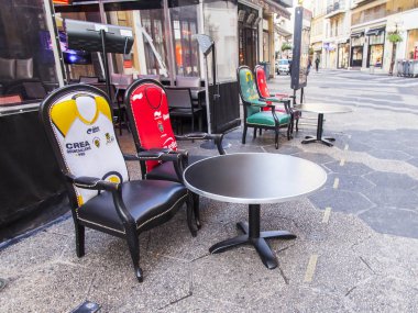  Güzel, Fransa, 6 Ocak 2017. Sabah sabah açılış sokak kafe hazırlar