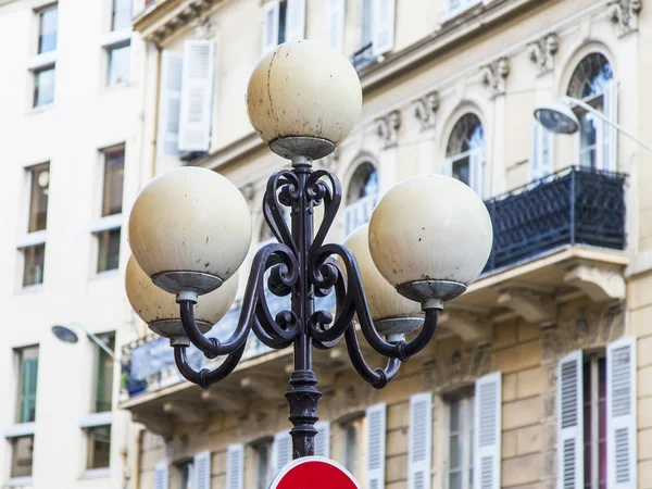 NICE, FRANCIA, il 6 GENNAIO 2017. Una bella lampada elegante sullo sfondo dell'architettura della città — Foto Stock