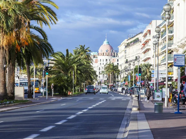 Niza, FRANCIA, en Enero 6, 2017. Promenade des Anglais - el terraplén principal del mundo, uno de los más bellos del mundo — Foto de Stock