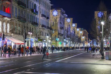 Güzel, Fransa, 6 Ocak 2017. Akşam kentsel görünümü.